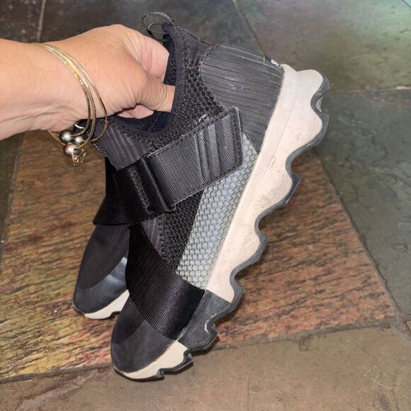 Sorel Kinetic Sneak Shoes Women 8 Black Slip On Strap Low Top Sneakers Logo - Picture 5 of 11